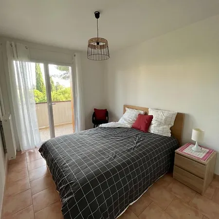 T2 Avec Terrasse & Parking A 5 Min Du Centre, 10 Min Des Plages Apartment