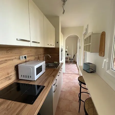 Apartment T2 Avec Terrasse & Parking A 5 Min Du Centre, 10 Min Des Plages *
