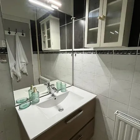 Apartment T2 Avec Terrasse & Parking A 5 Min Du Centre, 10 Min Des Plages