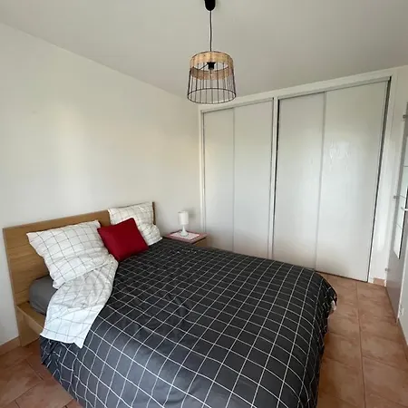 T2 Avec Terrasse & Parking A 5 Min Du Centre, 10 Min Des Plages Apartment *