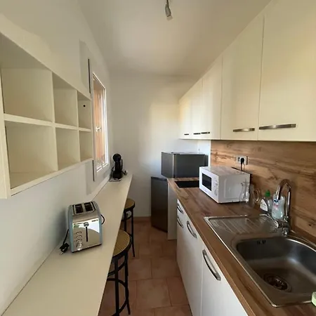 T2 Avec Terrasse & Parking A 5 Min Du Centre, 10 Min Des Plages *