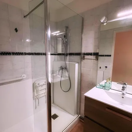 Apartament T2 Avec Terrasse & Parking A 5 Min Du Centre, 10 Min Des Plages