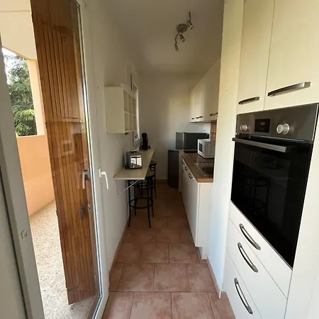 Apartament T2 Avec Terrasse & Parking A 5 Min Du Centre, 10 Min Des Plages Hyères