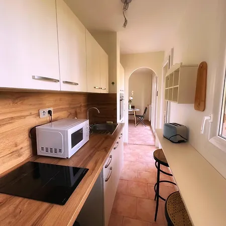 T2 Avec Terrasse & Parking A 5 Min Du Centre, 10 Min Des Plages *