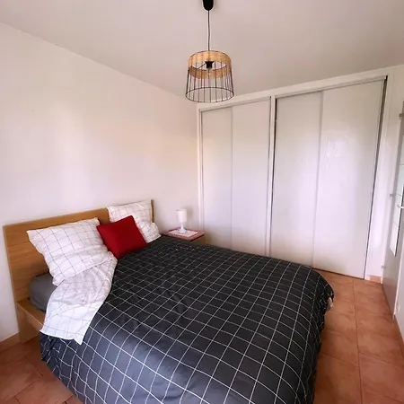 T2 Avec Terrasse & Parking A 5 Min Du Centre, 10 Min Des Plages